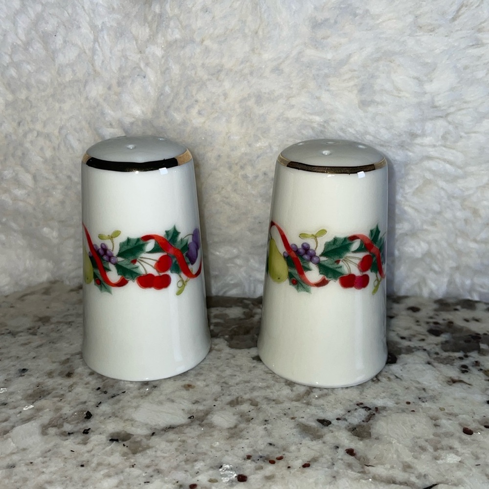 Vintage 1980’s NWT Sanyei Holiday Salt & Pepper Shakers.